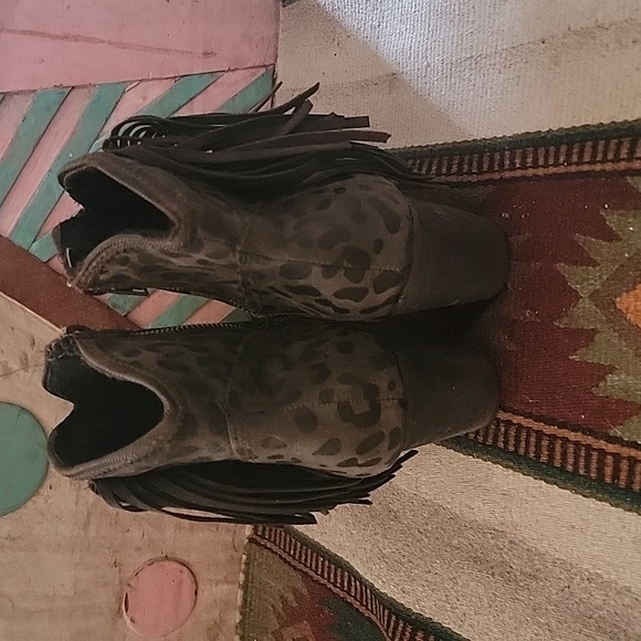 Cute, fringed, leopard print, grey/black/ brown cowboy booties. Size 8. - Picture 2 of 5